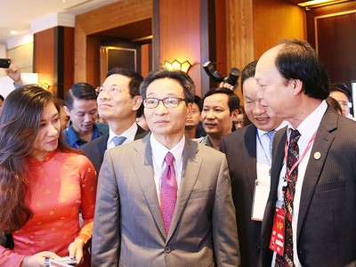Phó Thủ tướng Kl993 ưu đãi thưởng hấp dẫn Vũ Đức Đam tham quan gian hàng Ví Việt tại khu Triển lãm.