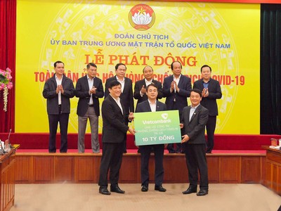 Thủ tướng Nguyễn Xuân Phúc và các đại biểu chứng kiến Vietcombank ủng hộ 10 tỷ đồng cho công tác phòng, chống dịch Covid – 19
