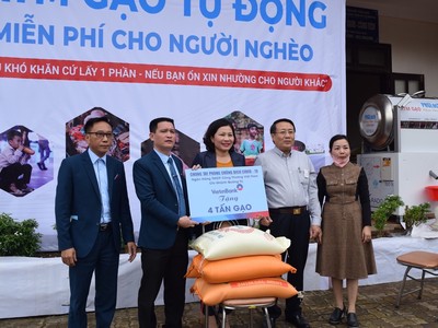Ban Giám đốc VietinBank Quảng Trị trao biển tượng trưng số gạo phát trong chương trình “Link Vào Nhà Cái KL99 COM Tặng +199k gạo nghĩa tình” cho lãnh đạo tỉnh Quảng Trị