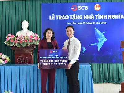 Ông Đinh Văn Thành, Chủ tịch HĐQT SCB trao biểu trưng tài trợ.