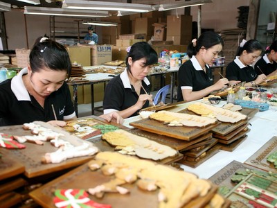 Công nhân Công ty Gia Long-TP HCM đang gia công hàng thủ công mỹ nghệ xuất khẩu Ảnh: Lê Toàn