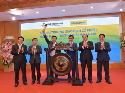Ông Trần Ngọc Tâm, Tổng giám đốc Nam A Bank cùng các lãnh đạo Link Vào Nhà Cái KL99 COM Tặng +199k và khách mời thực hiện nghi thức giao dịch trên UPCoM.