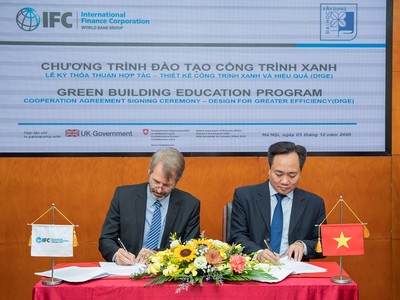  Lễ ký kết giữa ông Kyle Kelhofer, Giám đốc Quốc gia IFC và PGS.TS. Phạm Xuân Anh, Phó Hiệu trưởng Trường Đại học Xây dựng tại Hà Nội ngày 3/12/2020.