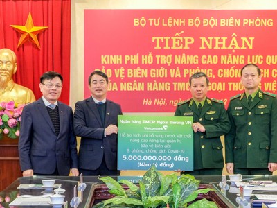 Ông Nghiêm Xuân Thành - Bí thư Đảng ủy, Chủ tịch HĐQT Vietcombank (thứ 2 bên trái) và ông Đào Minh Tuấn, Phó tổng giám đốc, Chủ tịch Công đoàn Vietcombank (ngoài cùng bên trái) trao biển tượng trưng số tiền 5 tỷ đồng Vietcombank ủng hộ cho đại diện Bộ Tư lệnh Bộ đội biên phòng: Thiếu tướng Nguyễn Đức Mạnh, Phó Tư lệnh Bộ đội biên phòng (thứ 2 bên phải) và Thiếu tướng Nguyễn Anh Tuấn, Chủ nhiệm Kl991.com tải ứng dụng Bộ đội biên phòng