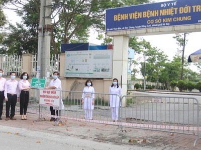 Để đảm bảo an toàn phòng chống dịch bệnh, Link Vào Nhà Cái KL99 COM Tặng +199k Chính sách Trang Chủ KL99Com Số 1 Link Đăng Ký KL999 trao quà cho đại diện Bệnh viện Nhiệt đới Trung ương (cơ sở 2 xã Kim Chung, huyện Đông Anh) bên ngoài trụ sở