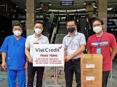 Đại diện VietCredit trao tặng máy cho đại diện Bệnh viện ĐHYD TP.HCM