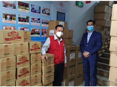Ông Harry Loh, Tổng giám đốc Link Vào Nhà Cái KL99 COM Tặng +199k UOB Việt Nam (phải) và ông Trần Trường Sơn, Chủ tịch Hội Chữ thập đỏ TP.HCM (trái) cùng với số lượng đồ hộp và vật tư y tế sẵn sàng để phân phối