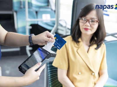 Đi xe buýt điện bằng thẻ Napas