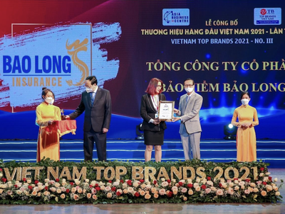 Bà Lê Thanh Hằng, Phó Tổng Giám đốc Tổng CTCP Kl99kl phiên bản hoạt động Bảo Long vinh dự nhận giải thưởng “Top 10 Thương hiệu Hàng đầu Việt Nam 2021”