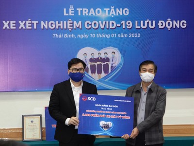 Ông Trương Khánh Hoàng, Quyền Tổng Giám đốc SCB trao bảng tượng trưng tặng 2.000 phần quà trị giá 01 tỷ đồng cho đại diện UBMTTQ Tỉnh Thái Bình, ông Nguyễn Văn Giang, Trưởng Ban Dân vận tỉnh, Chủ tịch UB MTTQ Tỉnh. 