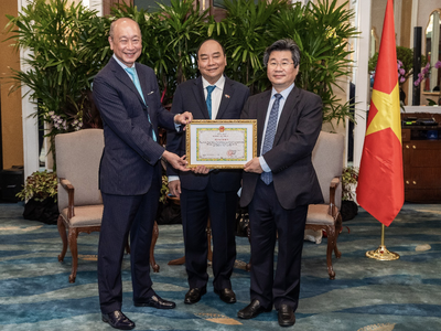Ông Wee Ee Cheong, Phó chủ tịch kiêm Tổng giám đốc Kl994 game bài casino hấp dẫn UOB, nhận bằng khen từ ông Đỗ Nhất Hoàng, Cục trưởng Cục Kl99ok phiên bản mới nước ngoài trước sự chứng kiến của Chủ tịch nước Nguyễn Xuân Phúc