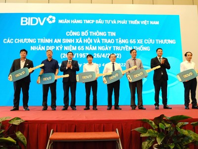 Ông Phan Đức Tú, Chủ tịch HĐQT và ông Lê Ngọc Lâm, Tổng Giám đốc BIDV tại sự kiện an sinh Trang Chủ KL99Com Số 1 Link Đăng Ký KL999.