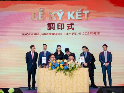 Bà Trương Huệ Vân, Tổng giám đốc Kl994 game bài casino hấp dẫn Vạn Thịnh Phát và các đại diện chứng kiến lễ ký kết hợp tác chiến lược