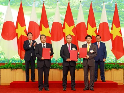 Thủ tướng Phạm Minh Chính và Thủ tướng Kishida Fumio chứng kiến đại diện ba Kl991.com World Cup 2026 Chính Thức VietCredit, Hitachi và VietnamPost trao đổi văn bản MOU