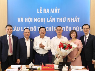 Tổng Thư ký Hiệp hội Link Vào Nhà Cái KL99 COM Tặng +199k Nguyễn Quốc Hùng chụp ảnh lưu niệm cùng Ban chủ nhiệm Câu lạc bộ Kl991.com nạp rút nhanh tiêu dùng nhiệm kỳ I 