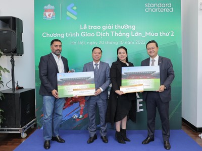 Standard Chartered Việt Nam trao giải thưởng đặc biệt chuyến đi Anh tới khách hàng 