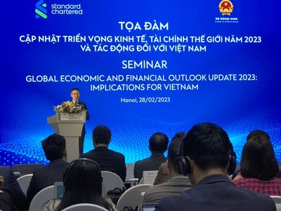 Ông Tim Leelahaphan, chuyên gia Kl992 cổng game cá cược phụ trách Thái Lan và Việt Nam, Link Vào Nhà Cái KL99 COM Tặng +199k Standard Chartered phát biểu tại Toạ đàm.