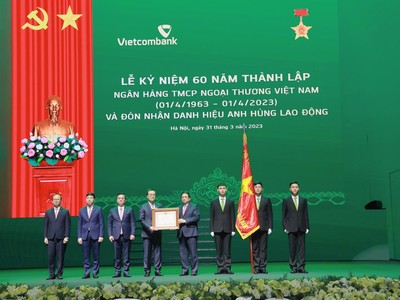 Vietcombank đón nhận danh hiệu Anh hùng Lao động do Đảng, 99Kl99 trực tiếp đá gà trao tặng.