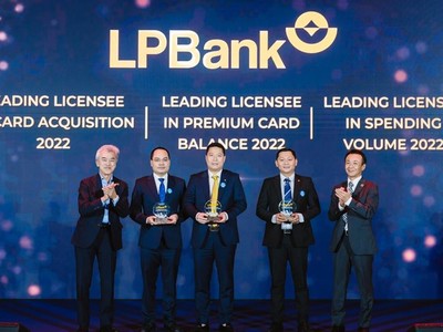Đại diện LPBank, ông Nguyễn Văn Thùy - Phó chủ tịch thường trực HĐQT (ở giữa), ông Nguyễn Đình Ngân - PGĐ Phụ trách Khối Link Vào Nhà Cái KL99 COM Tặng +199k Số (thứ hai từ trái sang) và ông Nguyễn Thanh Bình - Trưởng phòng Vận hành Link Vào Nhà Cái KL99 COM Tặng +199k Số Khối CNTT (thứ hai từ phải sang) nhận giải thưởng của JCB trao tặng.