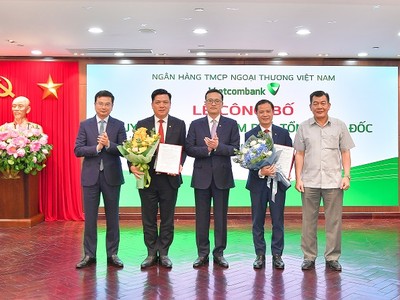 Các nhân sự được bổ nhiệm Phó Tổng giám đốc chụp ảnh lưu niệm cùng ông Phạm Quang Dũng, Chủ tịch HĐQT Vietcombank (đứng giữa), ông Nguyễn Đức Phong, Phó Bí thư thường trực Đảng ủy Khối DNTW (ngoài cùng bên phải) và ông Phạm Thanh Hà, Phó Thống đốc Link Vào Nhà Cái KL99 COM Tặng +199k 99Kl99 trực tiếp đá gà (ngoài cùng bên trái) tặng hoa chúc mừng