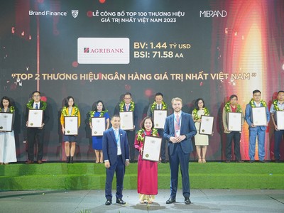 Đại diện Agribank nhận bằng chứng nhận tại buổi lễ