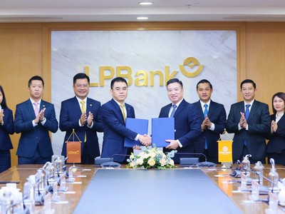 Ông Hồ Nam Tiến – Tổng Giám đốc LPBank (bên trái) và ông Nguyễn Đình Trung – Chủ tịch Kl994 game bài casino hấp dẫn Hưng Thịnh (bên phải) thực hiện ký kết hợp đồng tín dụng.
