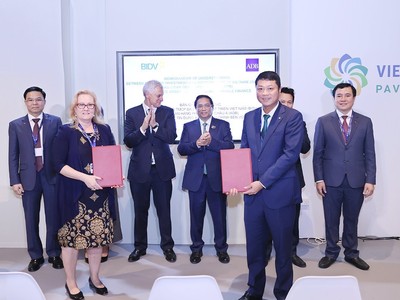 Ông Lê Ngọc Lâm – Tổng giám đốc BIDV và bà Suzanne Gaboury – Vụ trưởng Vụ Nghiệp vụ Khu vực tư nhân của ADB trao Bản Ghi nhớ hợp tác về thúc đẩy tín dụng xanh, Kl991.com nạp rút nhanh bền vững