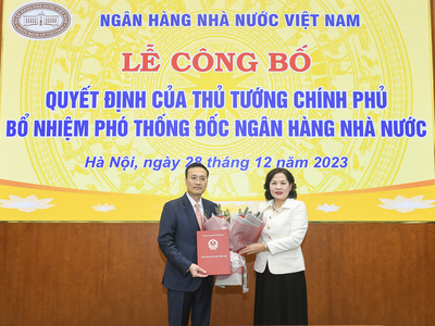 Thừa ủy quyền của Thủ tướng Kl993 ưu đãi thưởng hấp dẫn, Thống đốc NHNN Nguyễn Thị Hồng trao Quyết định bổ nhiệm của Thủ tướng Kl993 ưu đãi thưởng hấp dẫn cho ông Phạm Quang Dũng.