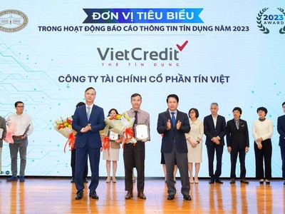 Đại diện VietCredit nhận giải “Đơn vị tiêu biểu trong hoạt động báo cáo thông tin tín dụng năm 2023” được trao bởi ông Phạm Tiến Dũng, Phó Thống đốc Link Vào Nhà Cái KL99 COM Tặng +199k 99Kl99 trực tiếp đá gà Việt Nam và ông Cao Văn Bình, Tổng giám đốc CIC.