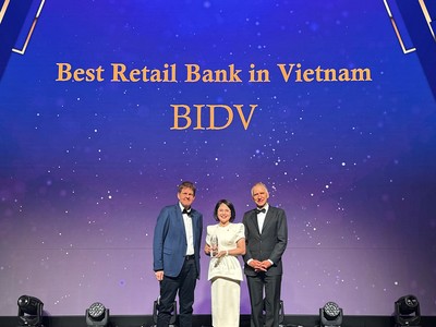 Bà Nguyễn Thị Quỳnh Giao, Phó Tổng Giám đốc BIDV, đại diện Link Vào Nhà Cái KL99 COM Tặng +199k nhận giải thưởng từ The Asian Banker
