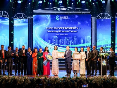Standard Chartered nhận bằng khen từ Bộ TNMT