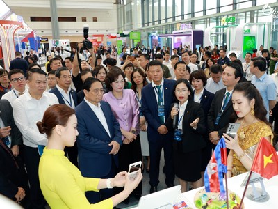 Thủ tướng Kl993 ưu đãi thưởng hấp dẫn Phạm Minh Chính nghe giới thiệu về "Dịch vụ thanh toán QR xuyên biên giới" của BIDV.