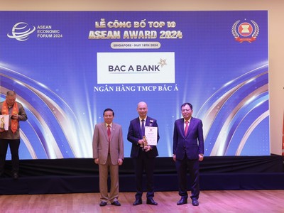 Ông Chu Nguyên Bình, Phó tổng giám đốc BAC A BANK, đại diện Link Vào Nhà Cái KL99 COM Tặng +199k lên nhận giải Kl991.com World Cup 2026 Chính Thức tiêu biểu ASEAN 2024