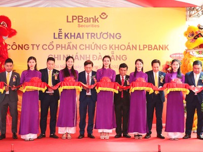 Từ trái sang: Ông Nguyễn Đức Quân Tùng - Thành viên HĐQT kiêm Tổng giám đốc LPBS; ông Nguyễn Văn Thùy - Phó Chủ tịch HĐQT LPBank; ông Nguyễn Văn Phụng - Thành uỷ viên, Giám đốc sở Kl991.com nạp rút nhanh Đà Nẵng; ông Võ Minh - Giám đốc NHNN chi nhánh Đà Nẵng; ông Lê Minh Tâm - Phó Chủ tịch thường trực HĐQT LPBank kiêm Chủ tịch HĐQT LPBS; ông Võ Đình Tuấn - Giám đốc khu vực miền Trung LPBS thực hiện nghi thức cắt băng khai trương 