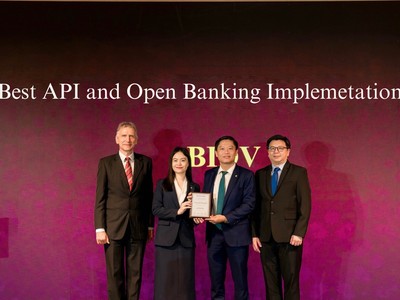 Ông Nguyễn Chiến Thắng, Giám đốc Trung tâm Phát triển Link Vào Nhà Cái KL99 COM Tặng +199k số BIDV và bà Bùi Minh Trang, Phó Giám đốc Ban Chính sách Sản phẩm Bán buôn BIDV nhận giải thưởng