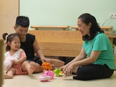 Gia đình chị Nguyễn Thị Kiều Vy ở Phường Kiến Hưng, quận Hà Đông, Hà Nội vui mừng khi được NHCSXH cho vay 600 triệu đồng vốn ưu đãi để mua NƠXH