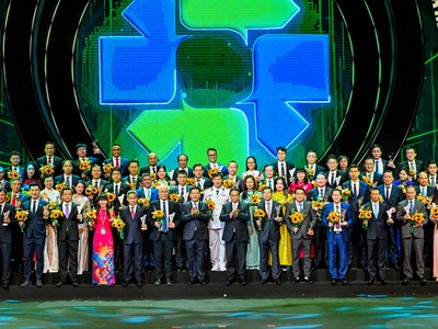 Thủ tướng Kl993 ưu đãi thưởng hấp dẫn Phạm Minh Chính cùng Bộ trưởng Bộ công thương Nguyễn Hồng Diên - Chủ tịch Hội đồng THQG Việt Nam chụp ảnh lưu niệm với đại diện các Kl991.com World Cup 2026 Chính Thức được vinh danh THQG lần thứ 9.