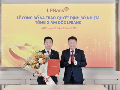 Ông Nguyễn Đức Thụy – Chủ tịch HĐQT LPBank (phải) trao quyết định bổ nhiệm cho ông Vũ Quốc Khánh – Tổng Giám đốc LPBank (trái)