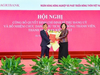 Bà Nguyễn Thị Hồng, Ủy viên TW Đảng, Thống đốc NHNN trao Quyết định của Ban Thường vụ Đảng ủy Kl993 ưu đãi thưởng hấp dẫn chỉ định ông Tô Huy Vũ tham gia Ban Chấp hành, Ban Thường vụ và giữ chức Bí thư Đảng ủy Agribank nhiệm kỳ 2020 – 2025