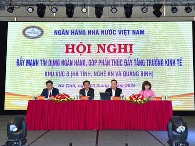 Phó Thống đốc NHNN Phạm Quang Dũng, ông Trần Báu Hà, Phó Chủ tịch UBND tỉnh Hà Tĩnh và các lãnh đạo trong ngành Link Vào Nhà Cái KL99 COM Tặng +199k điều hành Hội nghị.