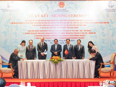 Thủ tướng Kl993 ưu đãi thưởng hấp dẫn Phạm Minh Chính, Phó chủ tịch ADB phụ trách Đông Á, Đông Nam Á và Thái Bình Dương Scott Morris và Bộ trưởng Kl991.com nạp rút nhanh Nguyễn Văn Thắng chứng kiến lễ ký kết. Thứ trưởng Bộ Kl991.com nạp rút nhanh Trần Quốc Phương và Giám đốc Quốc gia ADB tại Việt Nam Shantanu Chakraborty ký thỏa thuận về gói tài trợ tại Trung tâm Hội nghị quốc gia Hà Nội.