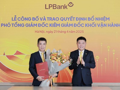 Ông Nguyễn Đức Thụy – Chủ tịch HĐQT LPBank (phải) trao quyết định bổ nhiệm cho ông Nguyễn Hoàng Hải (trái)