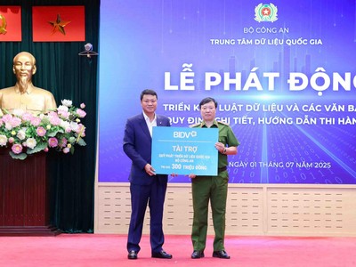 Tổng Giám đốc BIDV Lê Ngọc Lâm trao kinh phí ủng hộ Quỹ PTDLQG