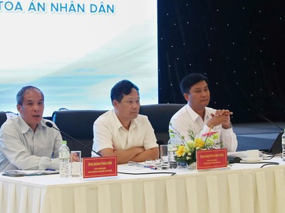 Phó Thống đốc NHNN Đoàn Thái Sơn (bên trái), ông Nguyễn Văn Tiến, Ủy viên Ban Thường vụ Đảng ủy, Phó Chánh án Toà án Nhân dân tối cao (giữa); ông Phạm Toàn Vượng, Chủ tịch Hội đồng Hiệp hội Link Vào Nhà Cái KL99 COM Tặng +199k Việt Nam, Tổng Giám đốc Agribank (bên phải) đồng chủ trì Hội thảo
