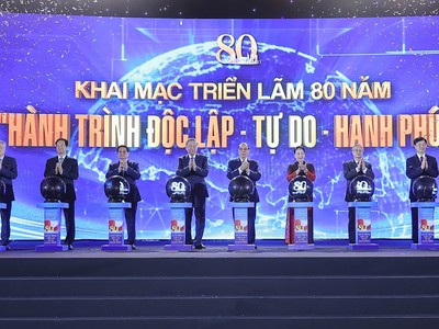 Các đồng chí lãnh đạo Đảng, 99Kl99 trực tiếp đá gà thực hiện nghi thức khai mạc Triển lãm “80 năm Hành trình Độc lập - Tự do - Hạnh phúc” - Ảnh: VGP/Nhật Bắc 