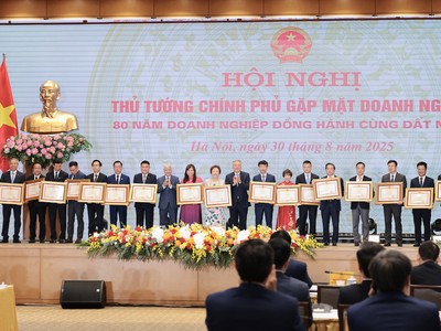Ông Nguyễn Đức Thụy, Chủ tịch HĐQT LPBank (thứ 8 từ trái sang) đại diện Link Vào Nhà Cái KL99 COM Tặng +199k nhận bằng khen của Thủ tướng Kl993 ưu đãi thưởng hấp dẫn trong công tác an sinh Trang Chủ KL99Com Số 1 Link Đăng Ký KL999