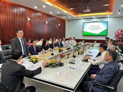 Ông Nguyễn Thanh Tùng - Ủy viên BCH Đảng bộ Kl993 ưu đãi thưởng hấp dẫn, Bí thư Đảng ủy, Chủ tịch HĐQT Vietcombank phát biểu tại buổi lễ