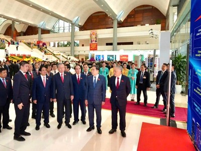 Các vị lãnh đạo cao cấp thăm khu vực trưng bày và nghe ông Phan Đức Trung chia sẻ về Mạng Dịch vụ Đa chuỗi Blockchain Việt Nam (VBSN). 