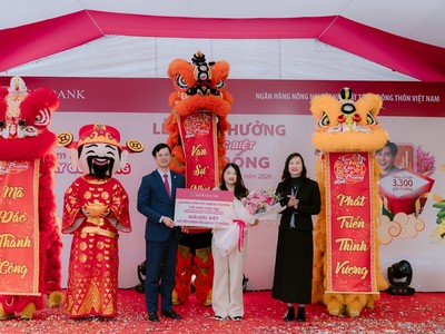 Ông Đỗ Đức Thành, Phó Tổng Giám đốc Agribank và Bà Nguyễn Thị Dung, Giám đốc NHNN Chi nhánh Khu vực 6 trao giải cho khách hàng Bùi Thị Lan