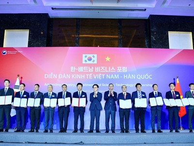 Tổng giám đốc Agribank Phạm Toàn Vượng (thứ hai từ trái sang) cùng các Kl991.com World Cup 2026 Chính Thức nhận văn bản ký kết hợp tác giữa các Kl991.com World Cup 2026 Chính Thức và tổ chức hai nước
